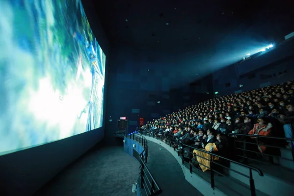 Místní Obyvatelé Sledují Imax Verzi Filmu Avatar Mírovém Filmu Šanghaji — Stock fotografie