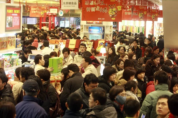 Kinesiska Shoppare Köpa Mat Butik Shanghai Kina Februari 2010 — Stockfoto