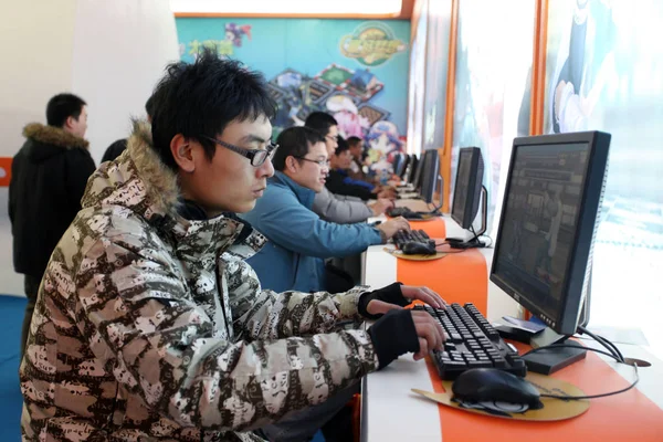 Chińskich Odwiedzających Grać Gry Online Podczas Wystawy Pekinie Chiny Grudnia — Zdjęcie stockowe