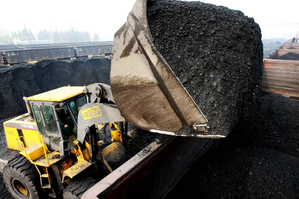 Ładowarka Kołowa Ładuje Pociąg Węglem Produkcji Energii Elektrycznej Coalyard Mieście — Zdjęcie stockowe