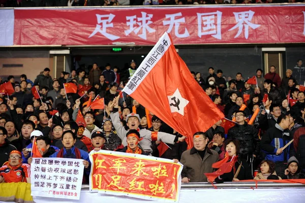 Китайський Уболівальника Скандують Показати Підтримку Китайського Національного Чоловіча Футбольної Команди — стокове фото