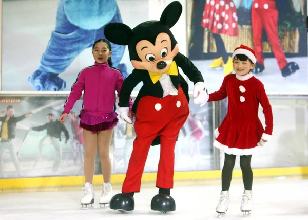 Mickey Mouse Patina Con Dos Chicas Jóvenes Una Conferencia Prensa —  Fotos de Stock