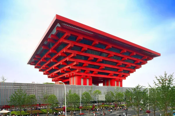 Visitantes Passam Pelo Pavilhão China Parque Mundial Exposições Xangai China — Fotografia de Stock