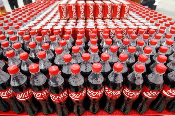 Latas Garrafas Coca Cola Coque São Vistos Durante Uma Campanha — Fotografia de Stock