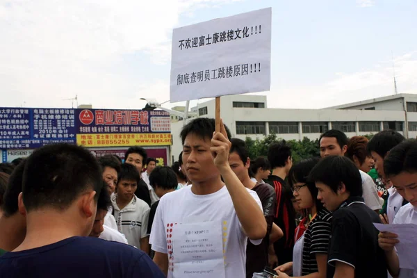 Kínai Ember Tart Egy Tábla Melyik Írja Foxconn Öngyilkossági Kulturális — Stock Fotó