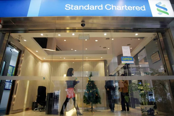 Los Clientes Ven Una Sucursal Standard Chartered Shanghai China Diciembre —  Fotos de Stock