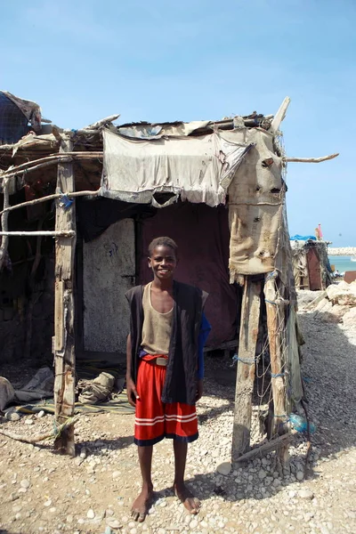 Ett Somaliskt Barn Står Framför Ett Shabby Hus Bosaso Boosaaso — Stockfoto