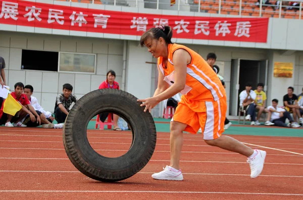 中国の農家は 海口市で第1回海南農民ゲーム中にタイヤラッシュで競います 南中国海南省 11月 2011 — ストック写真