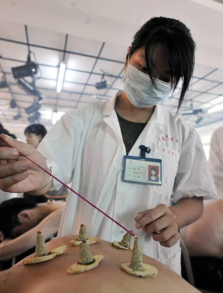 Kinesisk Läkare Lyser Upp Tcm Traditionell Kinesisk Medicin Bak Sidan — Stockfoto