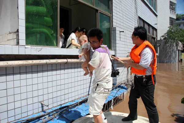 Спасатели Эвакуируют Местных Жителей Оказавшихся Ловушке Наводнения Гуангане Юго Западная — стоковое фото