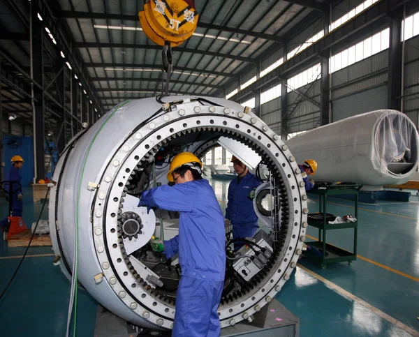 Trabajador Chino Monta Una Turbina Eólica Una Fábrica Ciudad Meishan — Foto de Stock