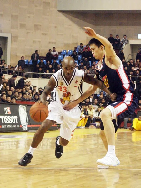 Stephon Marbury Dello Shanxi Zhongyu Gareggia Contro Zhou Peng Del — Foto Stock