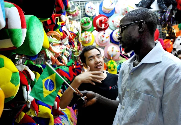 File Comerciante Chinês Apresenta Itens Para Fãs Futebol Comprador Africano — Fotografia de Stock
