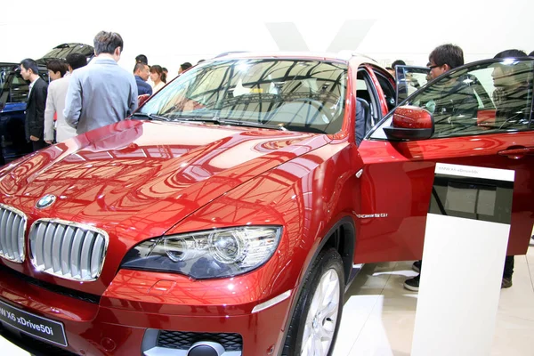 Los Visitantes Observan Bmw Xdrive50I Exposición Internacional Industria Automotriz Shanghai — Foto de Stock