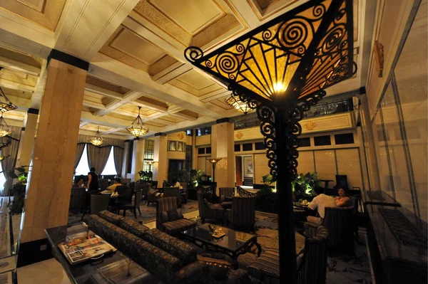 2010年7月29日 上海の再オープンしたピースホテルのホールで見られます — ストック写真