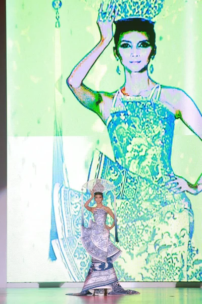 Modell Parader Att Visa Skapandet Kinesiska Mode Desinger Guo Pei — Stockfoto