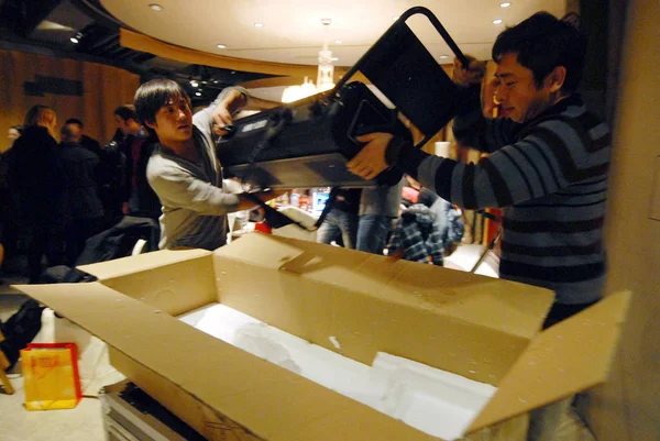 2010년 15일 금요일 베이징 당국에 차이나 대회가 취소된 노동자들이 기구를 — 스톡 사진