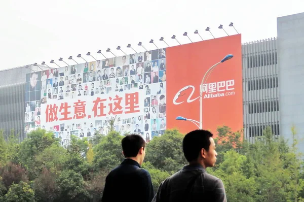 Homens Chineses Passam Por Enorme Cartaz Alibaba Sede Grupo Alibaba — Fotografia de Stock