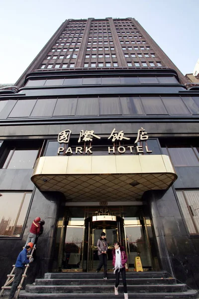 Čínský Pracovník Konečné Dotkne Hotelu Park Pohostinství Šanghaji Číně Ledna — Stock fotografie