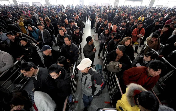 승객은 2010에 항저우 기차역에서 티켓을 합니다 — 스톡 사진