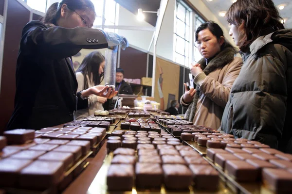 Επισκέπτες Γευτούν Σοκολάτα Κατά Διάρκεια Της Εκπομπής Σοκολάτας Στη Σαγκάη — Φωτογραφία Αρχείου