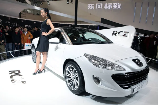Modelo Posa Por Peugeot Rcz Durante Auto China 2010 Beijing — Foto de Stock