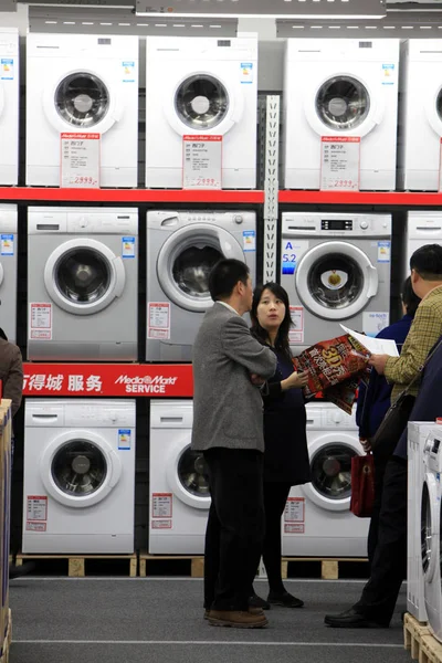 Kunder Handlar För Cylinder Tvättmaskiner Media Markt Butik Shanghai Kina — Stockfoto