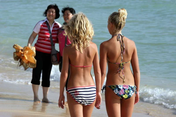 Turistas Chineses Estrangeiros Divertem Uma Praia Cidade Sanya Sul Província — Fotografia de Stock
