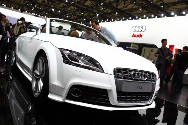 Chinese Visitors Look Audi Tts Auto Show Shanghai China April — Stock Photo, Image