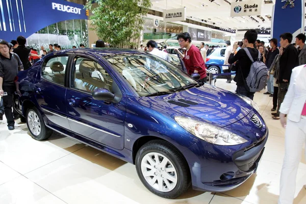 Los Visitantes Observan Peugeot 307 Durante Una Exposición Automóviles Shanghai — Foto de Stock