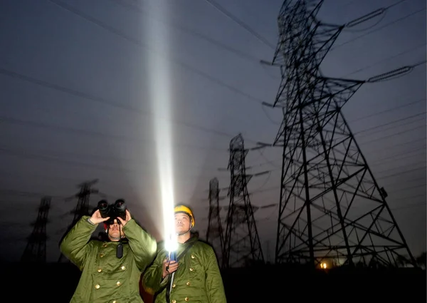 Kinesiska Elektriker Inspektera Kraftledningar Pyloner Huaibei City Östra Chinas Anhui — Stockfoto