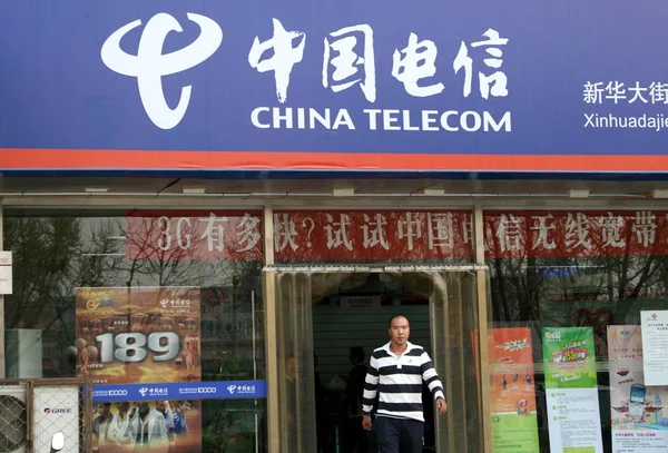Chinois Quitte Une Succursale China Telecom Avec Des Publicités Pour — Photo
