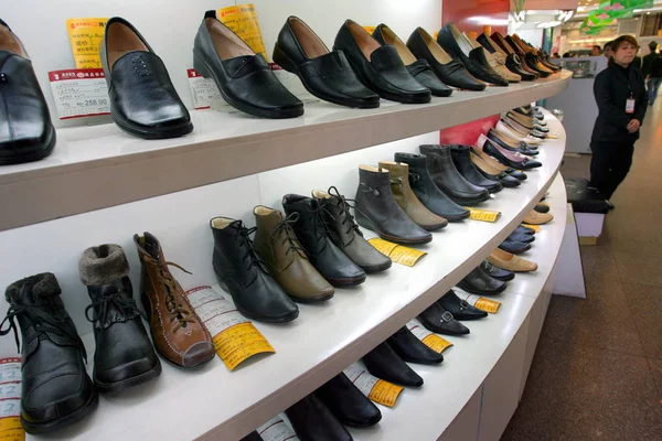 2009년 12월 23일 장쑤성 난징의 백화점에서 신발을 판매하고 있습니다 — 스톡 사진