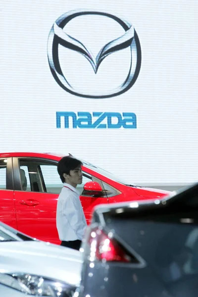 Empregado Chinês Fica Meio Mazda Carros Durante Show Automóveis Cidade — Fotografia de Stock