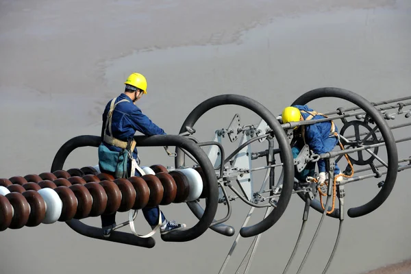 Eletricistas Chineses Verificar Reparar Cabos Elétricos Uhv Ultra Alta Tensão — Fotografia de Stock