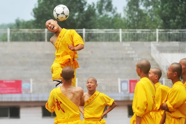 Young Chinese Monks Shaolin Temple Tagou Wushu School Practise Kungfu — Stock Photo, Image