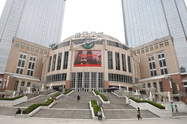 Pedestrians Walk Grand Gateway Shanghai China May 2011 — Stock Photo, Image