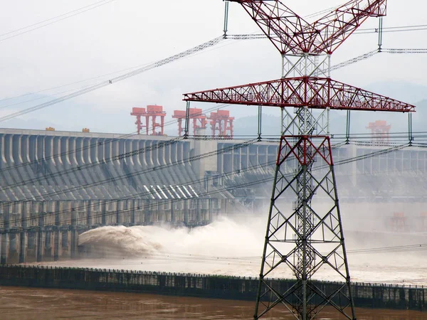 Sel Yichang Boğazlar Barajı Dışarı Fışkırıyor Orta Çin Hubei Eyaleti — Stok fotoğraf