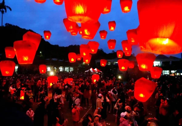 Taiwanese Couples Fly Sky Lanterns Known Kongming Lantern Pingsi Sky — Stock Photo, Image