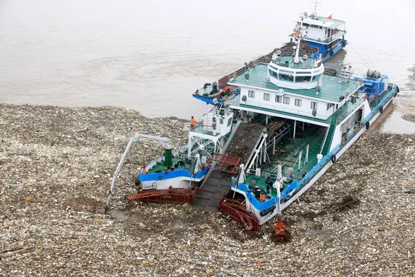 Een Schoonmaak Boot Verzamelt Drijvers Yangtze Rivier Buurt Van Drie — Stockfoto