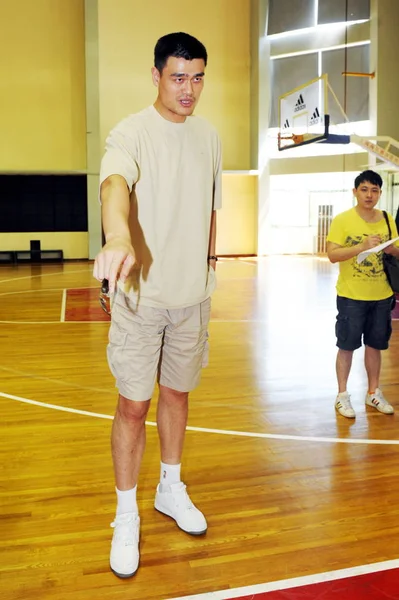 中国篮球运动员姚明在休斯敦火箭队参观上海鲨鱼篮球俱乐部训练中心 2010年7月19日 — 图库照片
