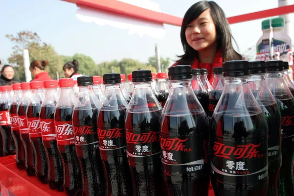 Chinese Meisjes Distribueren Flessen Coca Cola Coke Tijdens Een Promotie — Stockfoto