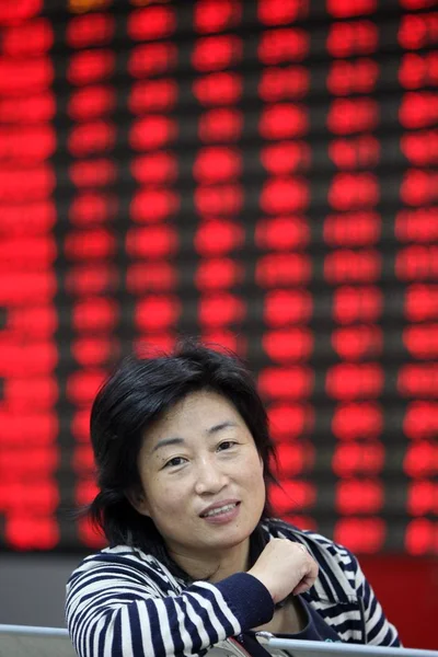 Китайський Інвестора Дивиться Ціни Червоний Підйому Ціна Запас Брокерський Дім — стокове фото