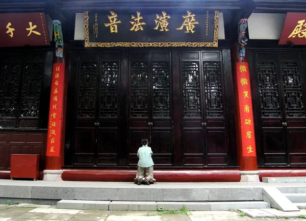 2005年5月28日 中国西南部四川省成都市昭和寺 一位中国游客在昭和寺祈祷 — 图库照片