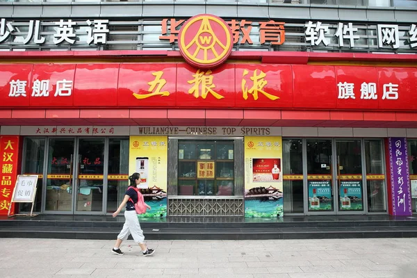 Ein Chinesischer Student Geht Einem Wuliangye Alkoholladen Shanghai China September — Stockfoto