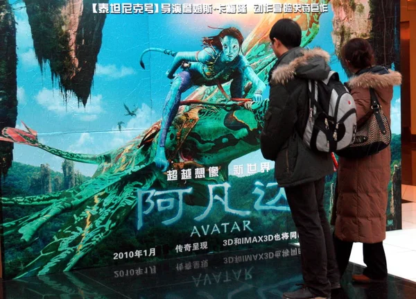 Residentes Chinos Miran Cartel Película Avatar Cine Beijing China Enero — Foto de Stock