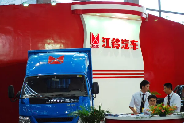 Κινέζικο Προσωπικό Μιλά Δίπλα Ένα Φορτηγό Της Jmc Jiangling Motors — Φωτογραφία Αρχείου