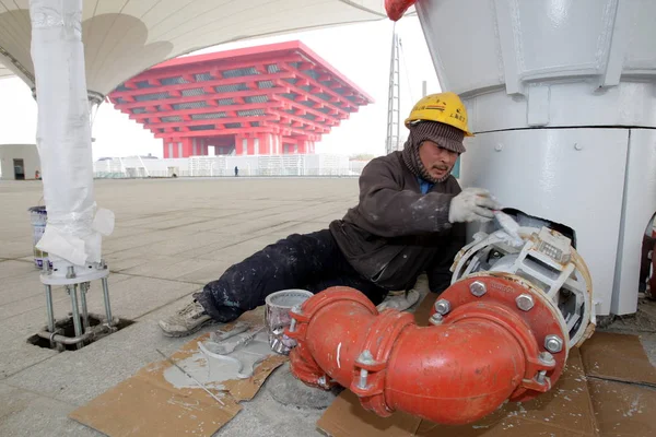 Trabajador Construcción Chino Pinta Tuberías Las Estructuras Membrana Cable Eje — Foto de Stock