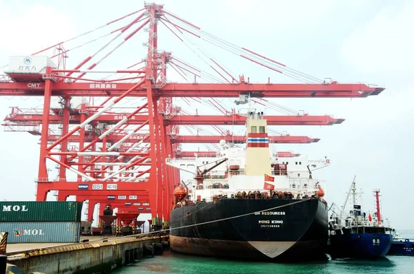 Schepen Worden Gezien Een Container Terminal Qingdao Oost Chinas Provincie — Stockfoto