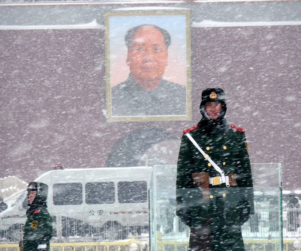 Policías Paramilitares Chinos Hacen Guardia Una Fuerte Nieve Frente Retrato — Foto de Stock